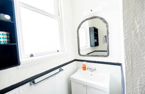 Step Back in Time Charming Victorian with Modern Amenities - Foto 20