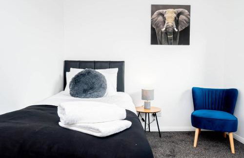 Spacious Home near Heathrow & Windsor with Parking - Photo 40