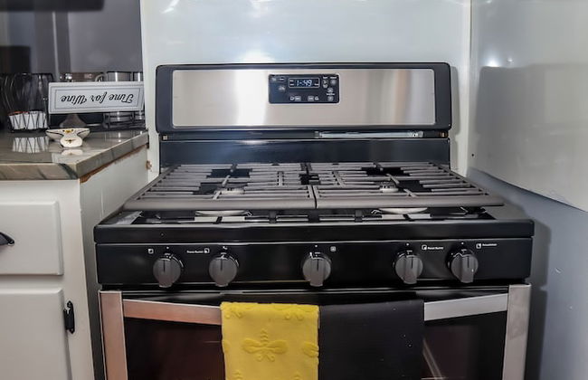 Downtown Cozy 2 BR Apt - 4min drive MardiGras Park - Photo 10