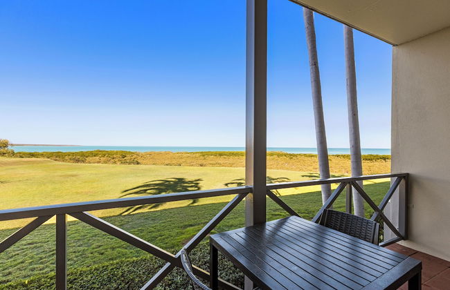 Moonlight Bay Suites - Photo 32