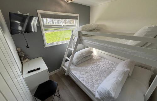 169 - Two bed Chalet on Sunbeach Holiday Park - Sleeps 5, pet friendly, FREE pool and entertainment passes included - plus WiFi, bed linen and towels included 300m from the beach! - Foto 16