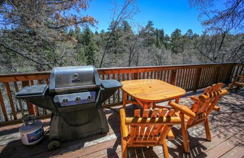 Rest N Relax Inn - Beautiful chalet-style cabin features dramatic forest and slope views! - Foto 24