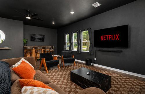 Spacious 4BR Home with Pool, Hot Tub & Games - Foto 13