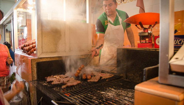 Carne alla griglia nel mercato centrale Benito Juárez