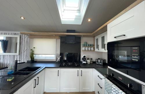 Indulgence Lakeside Lodge i3 with hot tub, private fishing peg situated at Tattershall Lakes Country Park - Foto 28