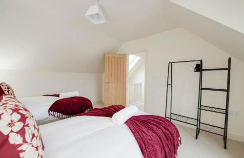 Spacious 5BR Home Near New Forest & Coast - Parking - Sleeps 10 - Photo 24