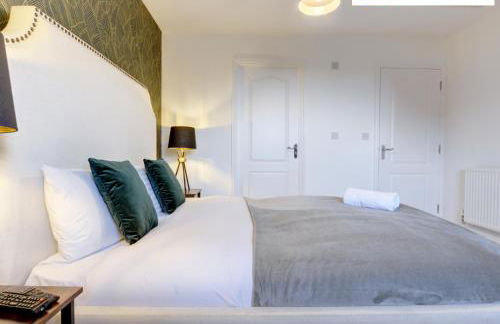 LARGE 4 Bedroom Semi-Detached House Sleeps 7 By Klarok Short Lets & Serviced Accommodation - Foto 21