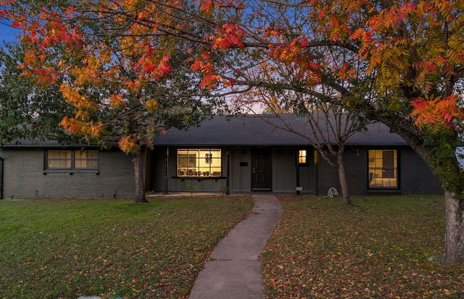 Quiet 3 Bedroom Home Walkable to Zilker Park - Photo 37