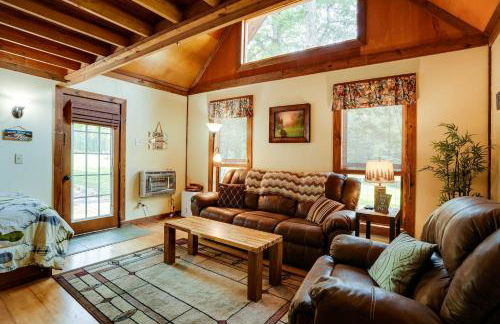 Cozy Georgia Abode with Deck, Fire Pit and Lake Access - Foto 4