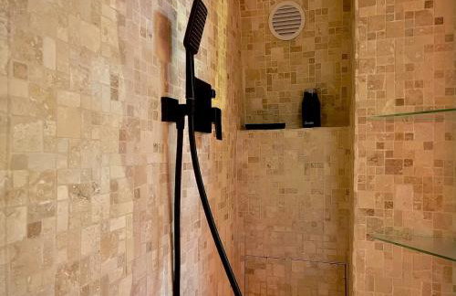 Secret LoveRoom - SpaBalnéo, Lit King Size, CLIM, Chic, calme et discret, 2 personnes - Foto 30