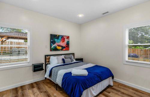 Stylish 4BR Haven: Serene Backyard and Fire Pit - Foto 20