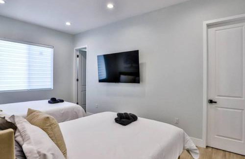 H&H New Built 2023 Hidden Gem Heart of OC 3 Queen Beds - Foto 33