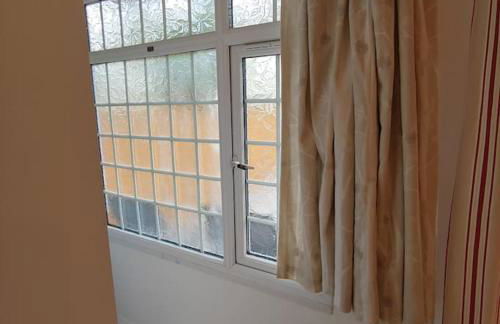 Self Contained, Double Bed Studio, private kitchen, private Bath, Walking distance to Harry Potter - Foto 7