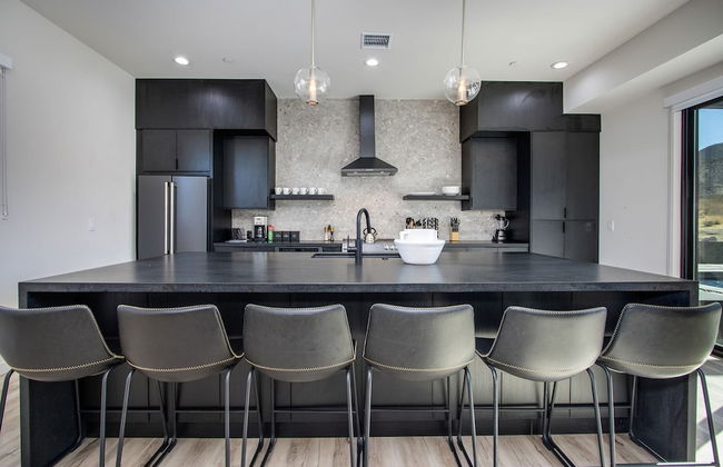 Luxe Modern Escape w Pool Hot Tub Firepit Desert View Lassen by Avantstay - Photo 11