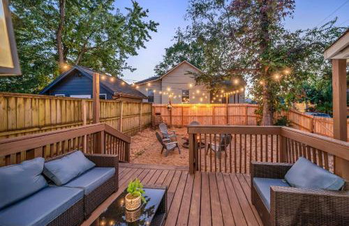 Fully Furnished Bungalow with Deck Near City Center - Foto 31