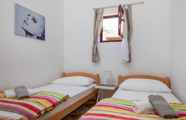 Apartments Franka - One Bedroom Apartment With Terrace and Garden View - Photo 2