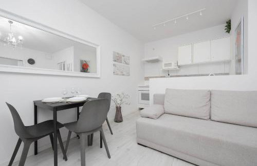 Jasny Apartament z Tarasem i Parkingiem by Noclegi Renters - Foto 16