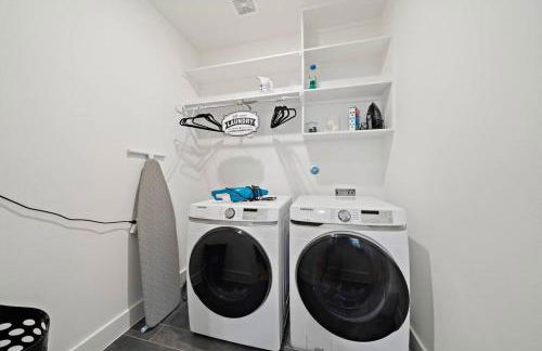 Black House - Downtown Elegance with HotTub and King Beds - Foto 57