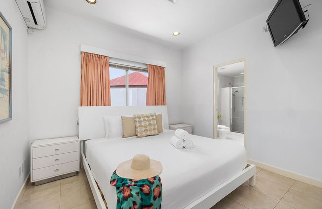 3BR 3BA Pool Downtown Short Walk to Beach - Foto 7