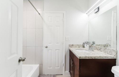 Modern Boca Condo Near FAU - 2 KING BR, Pool - Foto 19