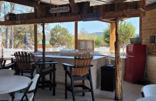 Texas State Glamping in this Charming Cabin Rental for Six in Pipe Creek - Foto 20