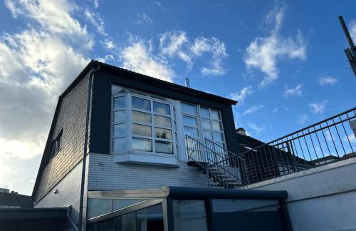 Ferienhaus mit Privatparkplatz, Terrasse und Stadtnähe - Foto 20