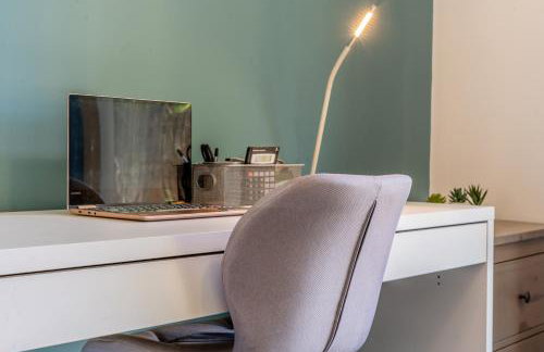 CENTRAL MK- 3Bed, 2 Bath house for LONG TERM CONTRACTOR Stays, free parking for 2 vehicles, DESK & GARDEN space managed by CHIQUE PROPERTIES LTD - Photo 17