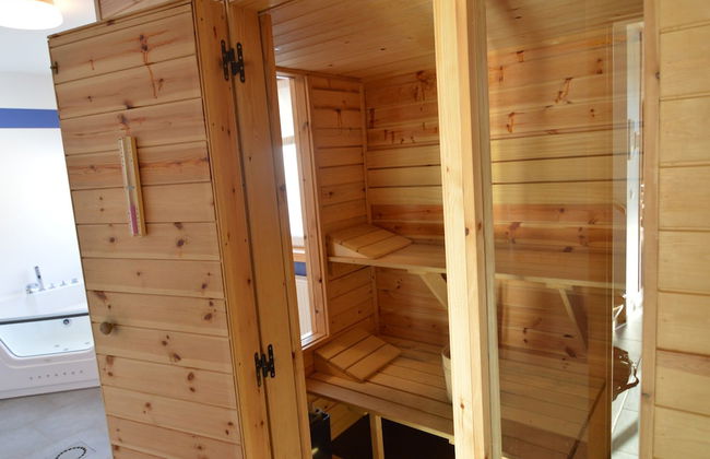 Lovely Modern Cottage With Sauna, Bubble Baths and Even a Beach on the River - Photo 16