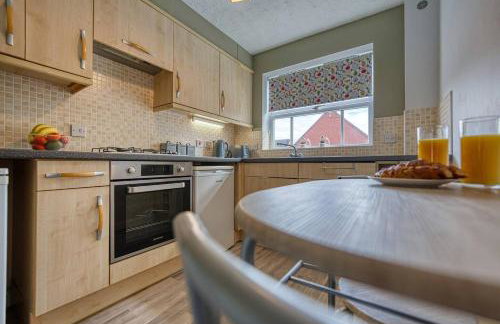 Solihull 2-Bed Flat with Parking-Ideal for Contractors, Business, Long Stays - Photo 17