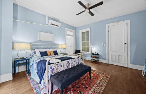 Elegant Manor w Private Yard & Modern Amenities - Foto 57