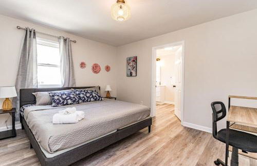 Renovated house close to Dtown Durham w king bed - Photo 16