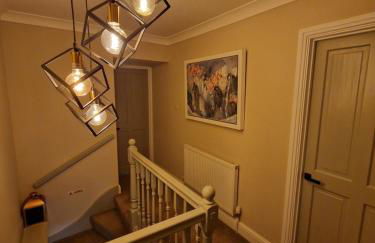 Stylish and Modern 7 Bedroom house near Brecon Beacons - Photo 16