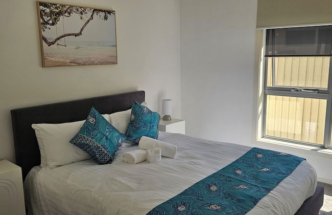 Penguin Retreat - Photo 4