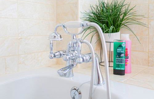 Central 2 Bed House w/ Garden and Free Parking! - Photo 52