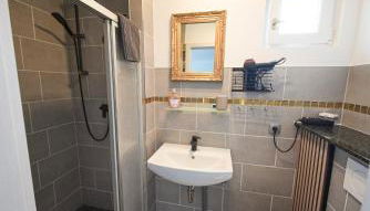 Black Tiger Seaside - Ferienwohnungen direkt am See - Foto 3, towels, Shower