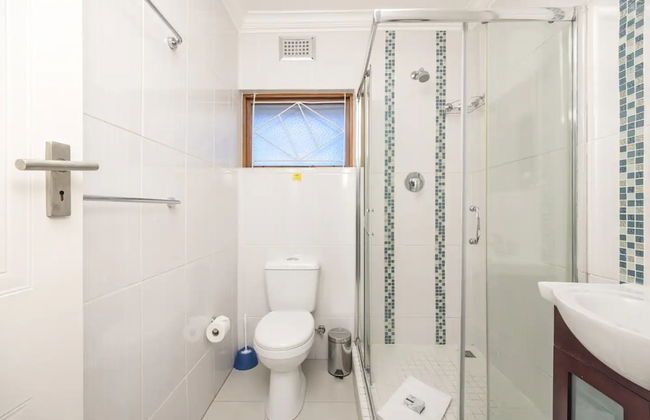 Vibrant and Safe 2 Bedroom Apartment - Photo 11