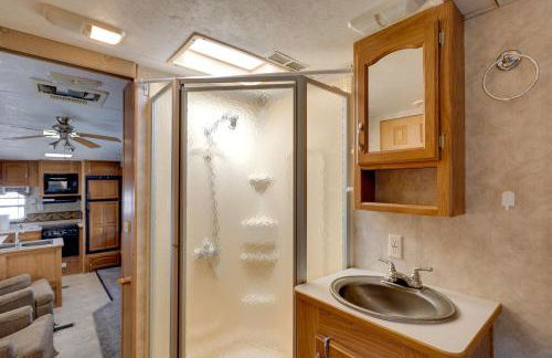 2 Mi to Lake Guntersville Peaceful Camper Home - Foto 15