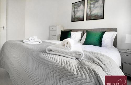 Knaphill, Woking - 3 Bed House - With Garden - Photo 9