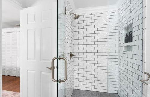 Serene Family Retreat King Beds Pool Hot Tub and Games - Photo 39