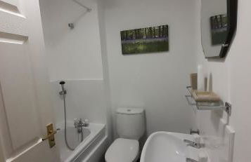 Hawksworth House in Chelmsley Wood, Birmingham near Solihull, near the NEC, HS2, JLR, Bear Grylls Centre, Resorts World and Birmingham airport, with a garage and free parking, great for families and contractors - Foto 7