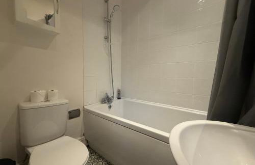 Central 2 bed flat with off street-parking - Foto 12