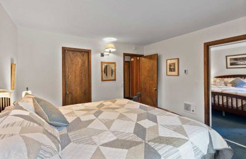 2BR Overlooks Shared Pool Near Gondola & Village - Foto 25