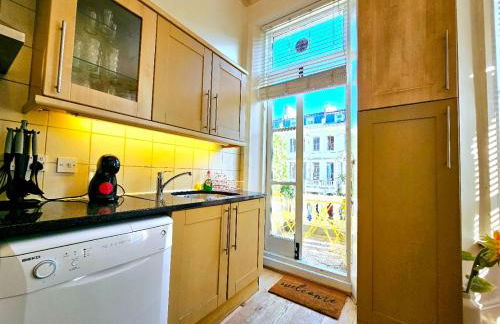 Charming Home with Private Balcony, on 1st floor, with 2 Bathrooms, 3 min walk to Earl's Court Station - Photo 15