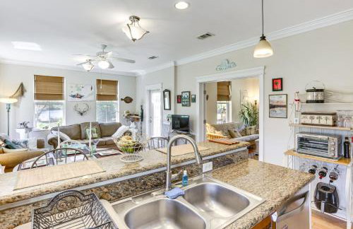 Lovely Carrabelle Home with Lake Views and Pool Access - Foto 9