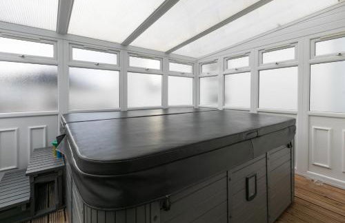 6BR House with Butler, Sauna & Hot Tub in Glasgow - Photo 19