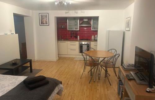 Cozy 1 Bedroom Basement Flat - Foto 5