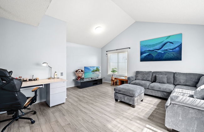 Spacious Family Retreat w Garden Modern Comfort - Photo 30