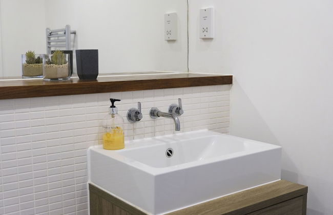 Luxury 2-bed Flat, Parking and Close to the Tube - Photo 22