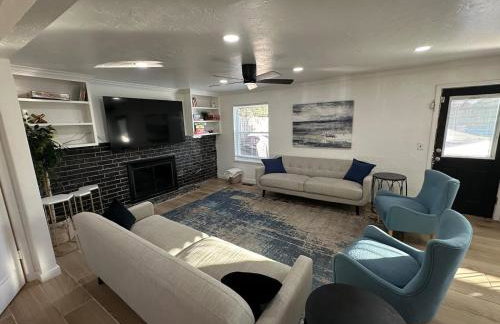 6BR Dream Getaway w Heated Pool & Peaceful Vibe - Photo 2