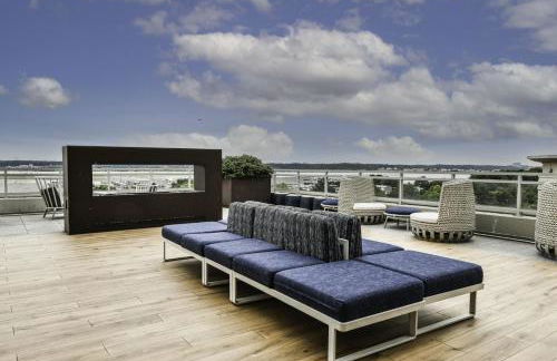 Posh 2BR Retreat Gym Prkng and Scenic Rooftop - Photo 8